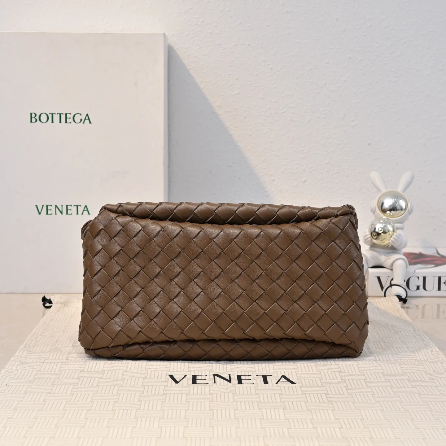 Batch 2160 new products are coming! BOTTEGA VENETA Bottega Veneta's 2025 new Campana shoulder bag is on the market~ First of all, I would like to praise the weight of this bag. As a not too small bag, it is very light for daily use. For people like me who need to carry a lot of belongings when going out, this advantage is great, and it greatly reduces the burden of traveling. 🛍️The shape is a bit like a combination of parachute and jodie. The blunt triangle shape is cute and honest. Carrying it on your back when going shopping is a good mood accelerator. The handles and body of the bag are both classic weaves. A tie is added to the original open design. If it is not tied up, the bag will look like a small vegetable basket when carried. Style number: 4249 Size: 33*20*16.5cm
